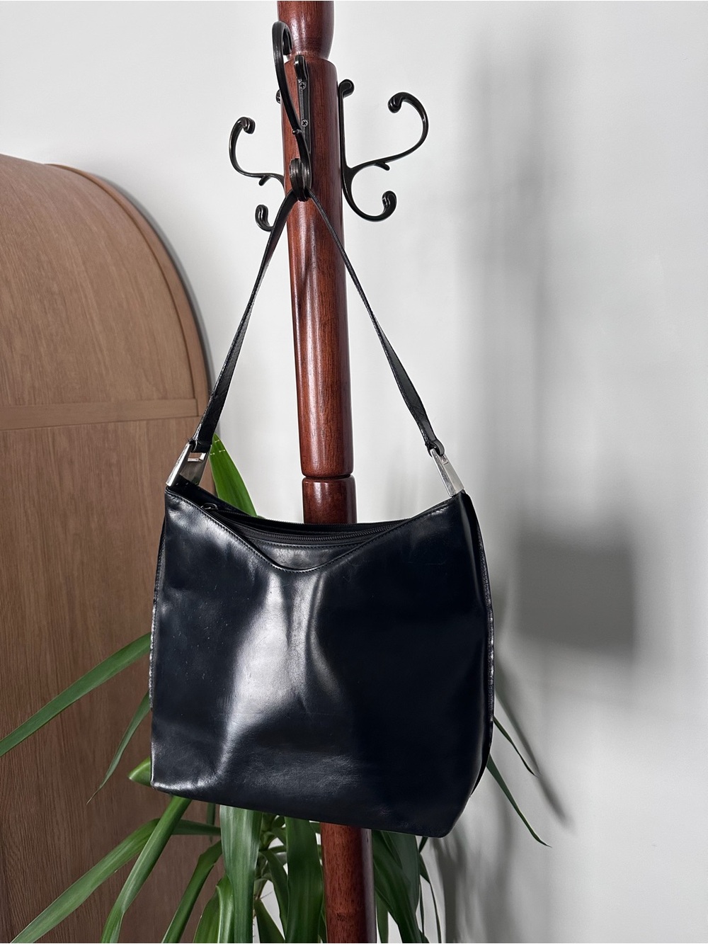 Gucci Black Leather Shoulder Satchel - Picture 2 of 8
